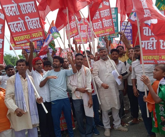 केवत्स चौक राहुल गांधी के स्वागत के लिए खड़े महागठबंधन के लोग